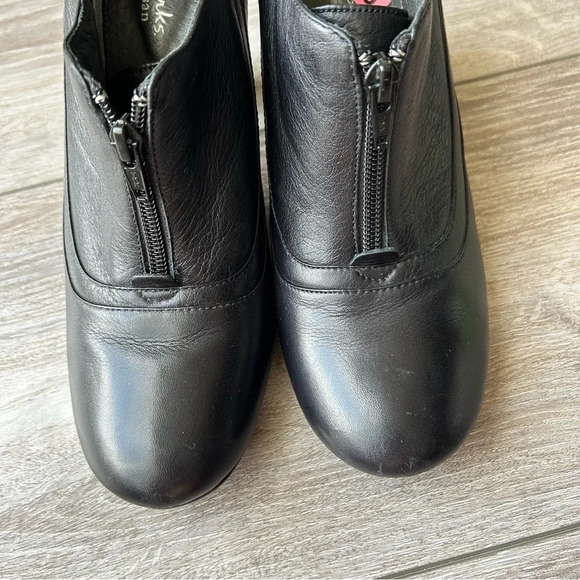 Clarks Artisan Smooth Buttery Leather  Zip Up Clogs Booties in Black - Picture 4 of 13